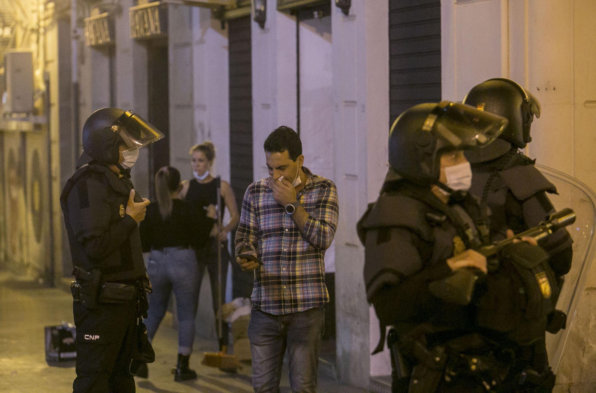 Un grupo de jóvenes negacionistas se enfrenta a la Policía Nacional en el centro de Alicante