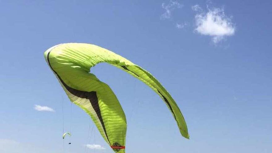 Parapentes en la Serra de Larouco. // FdV