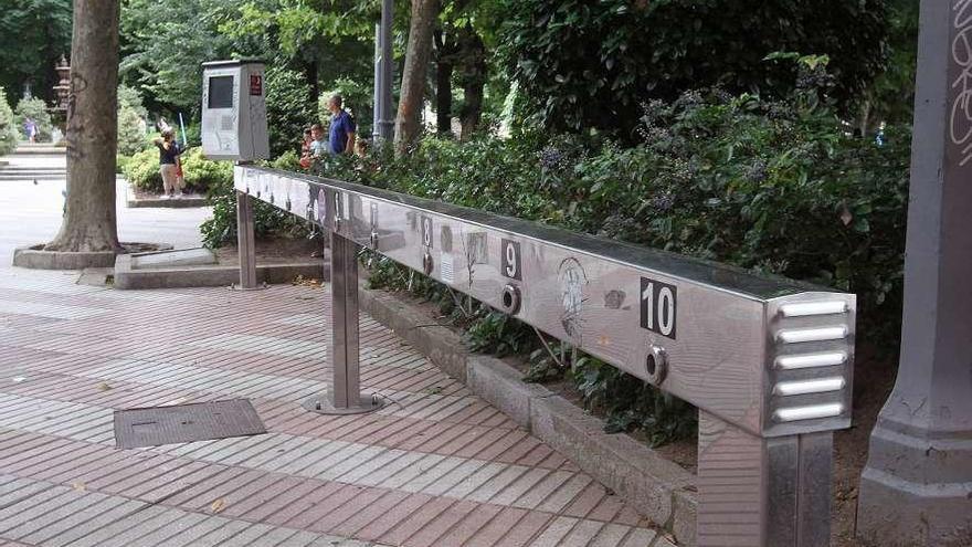 Uno de los puntos de recogida y entrega de bicicletas por ahora vacío en Parque de San Lázaro. // I. Osorio