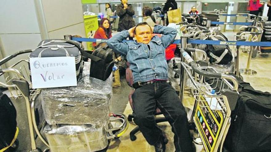 Un inmigrante peruano aguarda en la terminal de Barajas, tras la cancelación de uno de los vuelos de Air Comet hacia Lima.