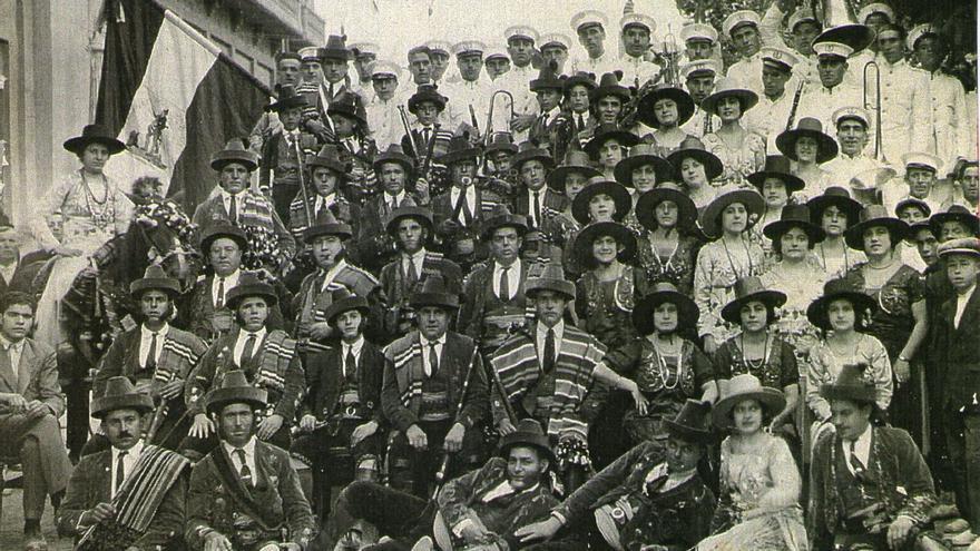 Mujeres junto a hombres en una imagen de 1927.