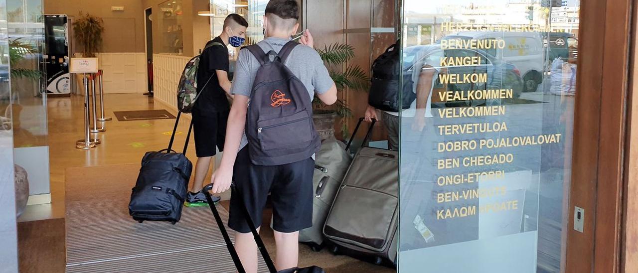 Turistas entrando en un hotel de Canarias.