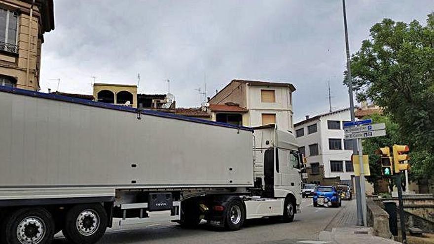 Una plataforma planteja restriccions de trànsit a l&#039;avinguda Sant Jordi d&#039;Olot