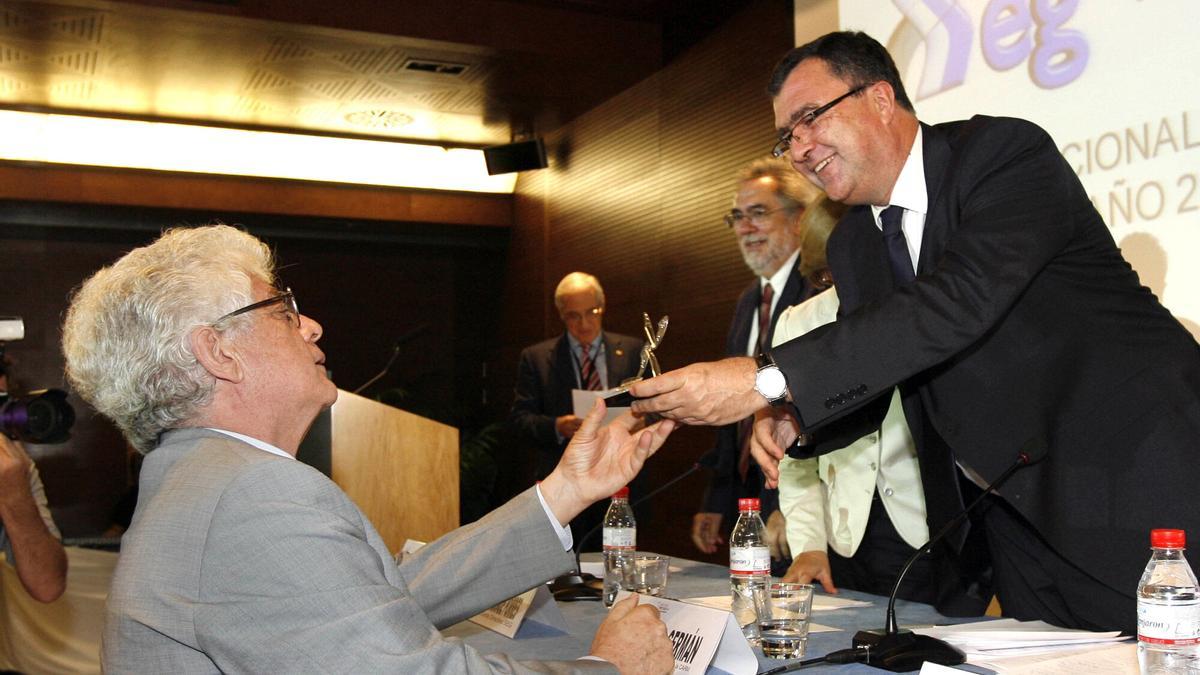 El doctor Enrique Cerdá recibe el premio en la categoría de Genética Básica, otorgado por Sociedad Española de Genética y la fundación Pryconsa, en el acto de entrega de los Premios Nacionales de Genética 2011 celebrado en Murcia.