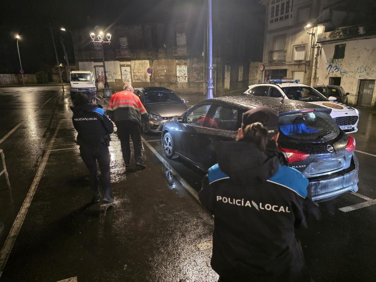 Retirada de vehículos en la zona del mercado ambulante de Vilagarcía durante el montaje de los puestos. Retirada de vehículos en la zona del mercado ambulante de Vilagarcía durante el montaje de los puestos.