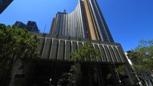 Foto de la fachada del hotel de Melbourne donde están aislados los tenistas.