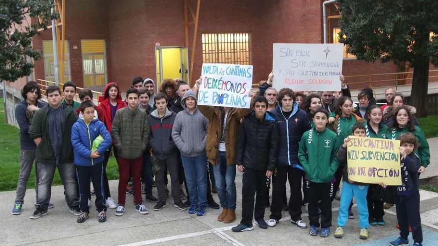 Miembros del Lavadores, ayer, en su protesta ante el pabellón. // R. Grobas