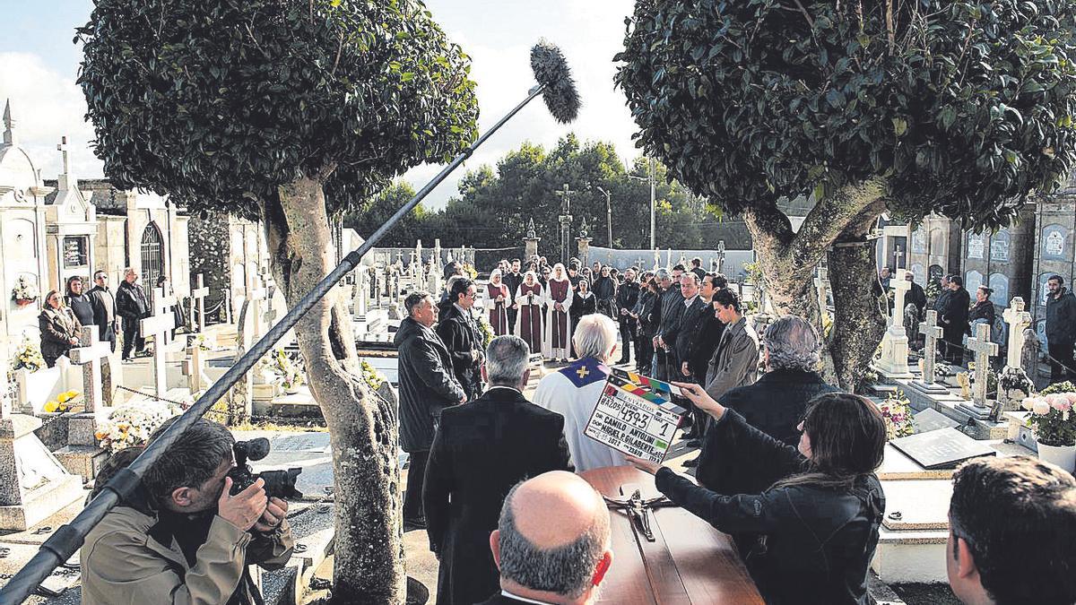 El cementerio de Fornelos alberga la escena del entierro de la víctima del crimen que da cuerpo a la trama del thriller.