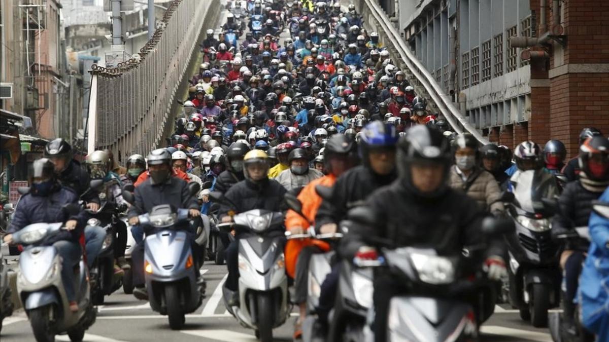 Hora punta de la mañana en Taipei, Taiwán.