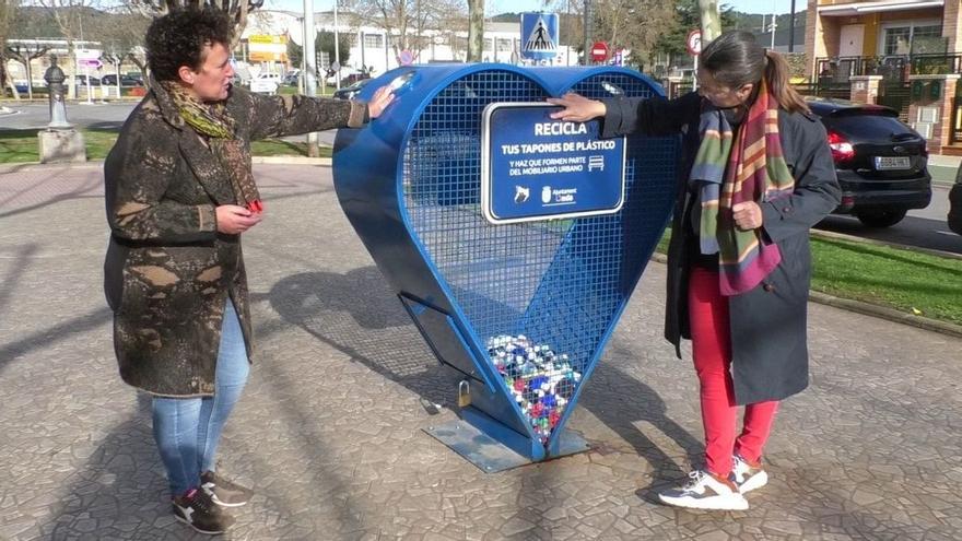 Ballester y García, junto a uno de los corazones de reciclaje de tapones de Onda.