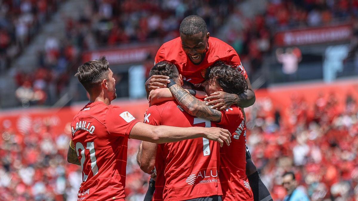 Los futbolistas del Mallorca celebran el gol de Gio ante Las Palmas.