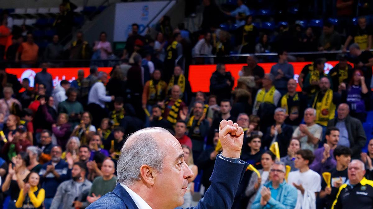 Vidorreta celebra la victoria frente al Derthona cerrando el puño.