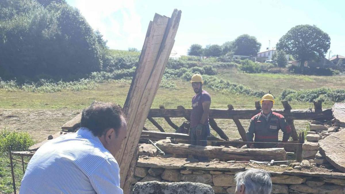 José Crespo y Cristóbal Fernández, en la acequia de un molino.