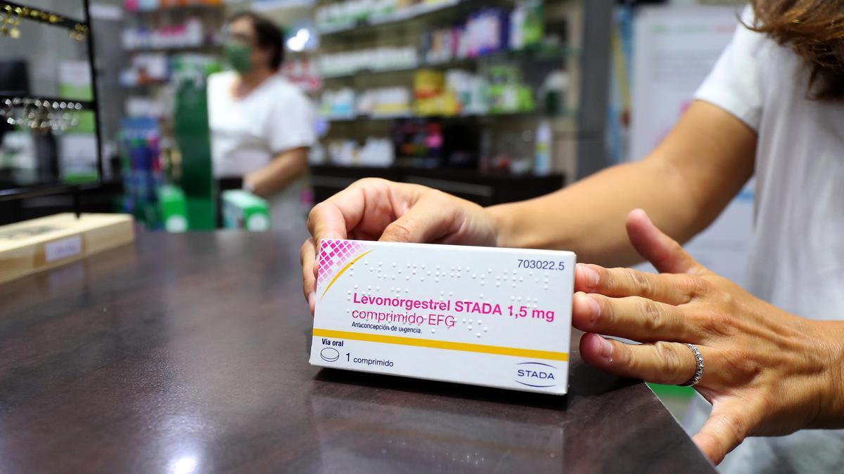 Una farmacéutica sostiene la pastilla del día después, ayer en València.