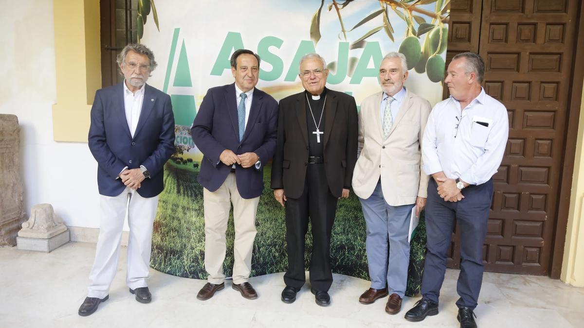 Pedro Barato e Ignacio Fernández de Mesa, junto al obispo de Córdoba, Demetrio Fernández.