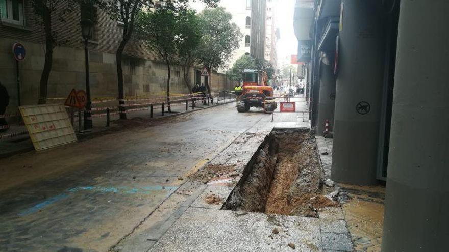 Dos reventones en el centro de Zaragoza provocan cortes de tráfico