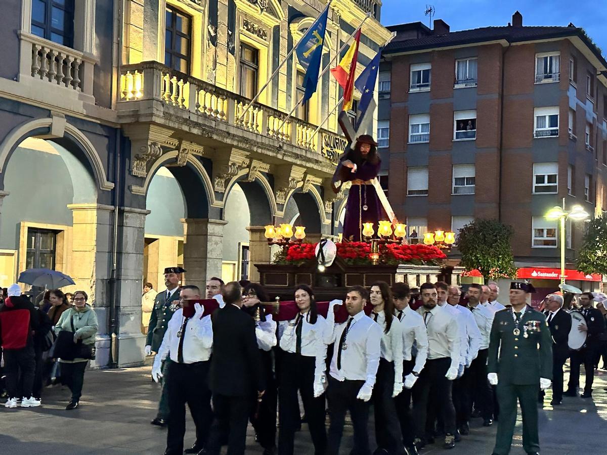 El Nazareno, a su paso por delante del Ayuntamiento de Laviana, el pasado año.