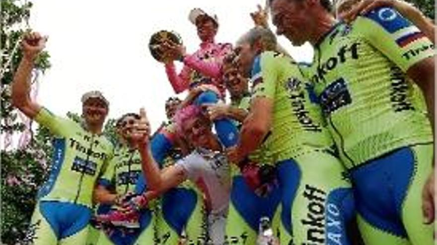 El ciclista madrileny aixecat pels seus companys del Tinkoff.