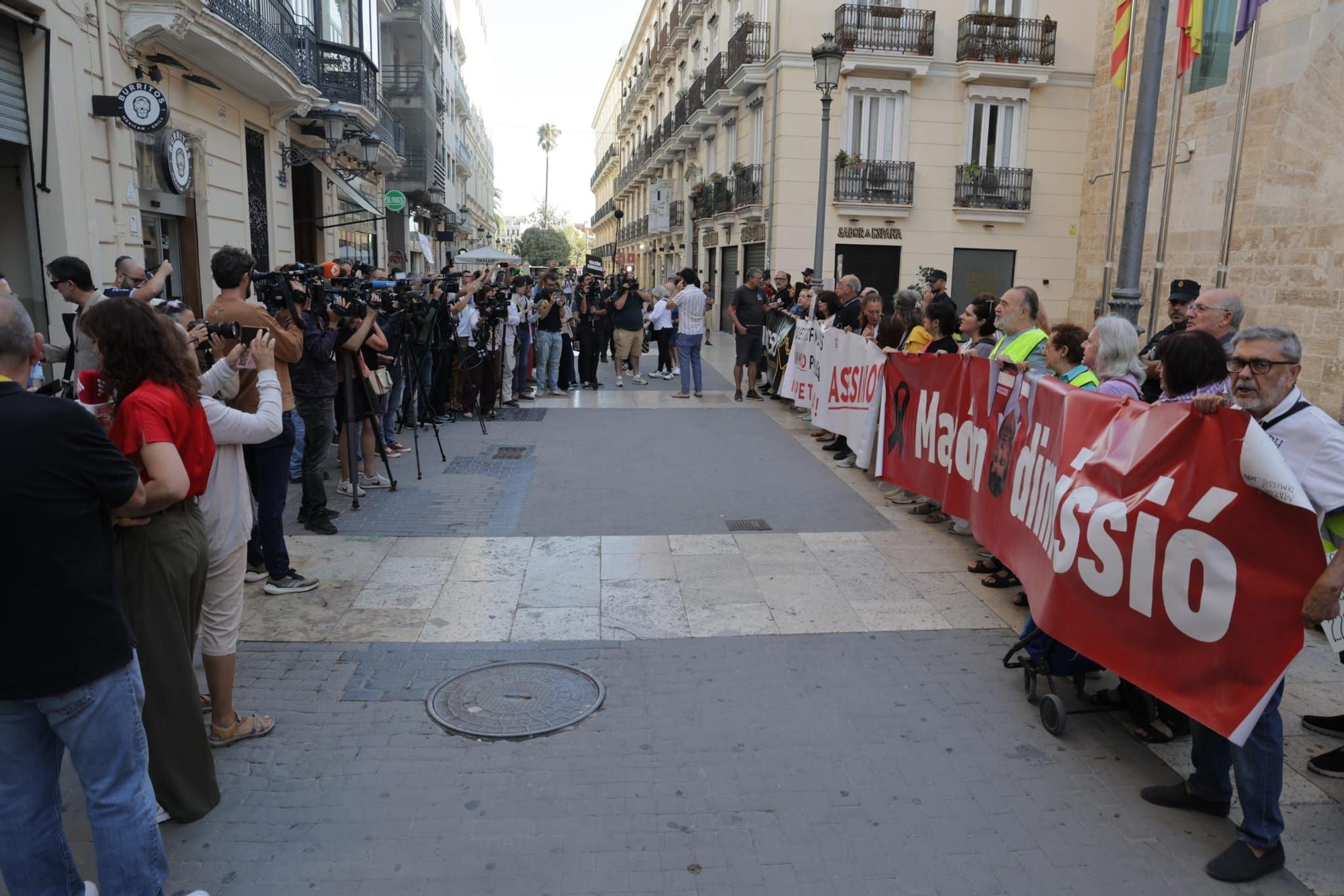 Los familiares de las víctimas de la dana protestan contra Mazón en la puerta de les Corts