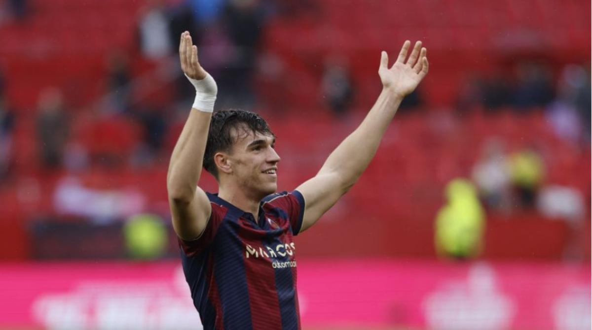 Carlos Espí celebrando su gol ante el Sevilla en el Pizjuán