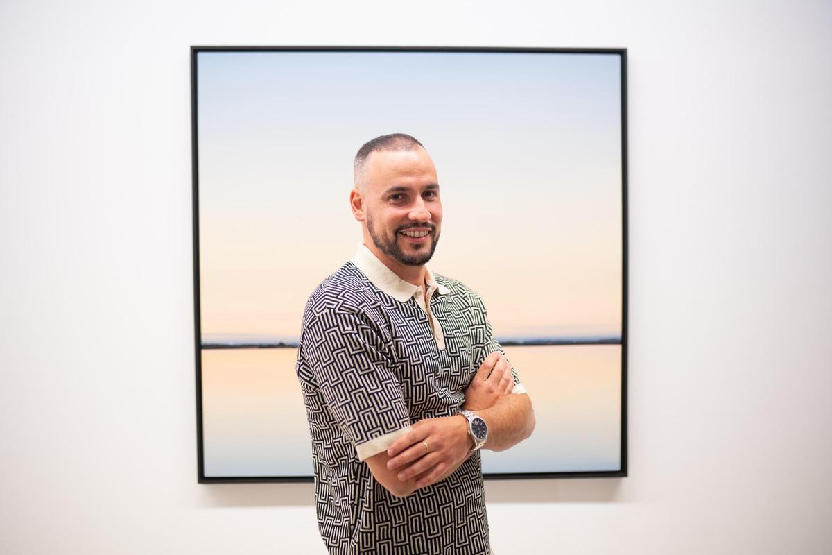 Diego Benéitez junto a uno de sus cuadros expuestos en el Museo Etnográfico