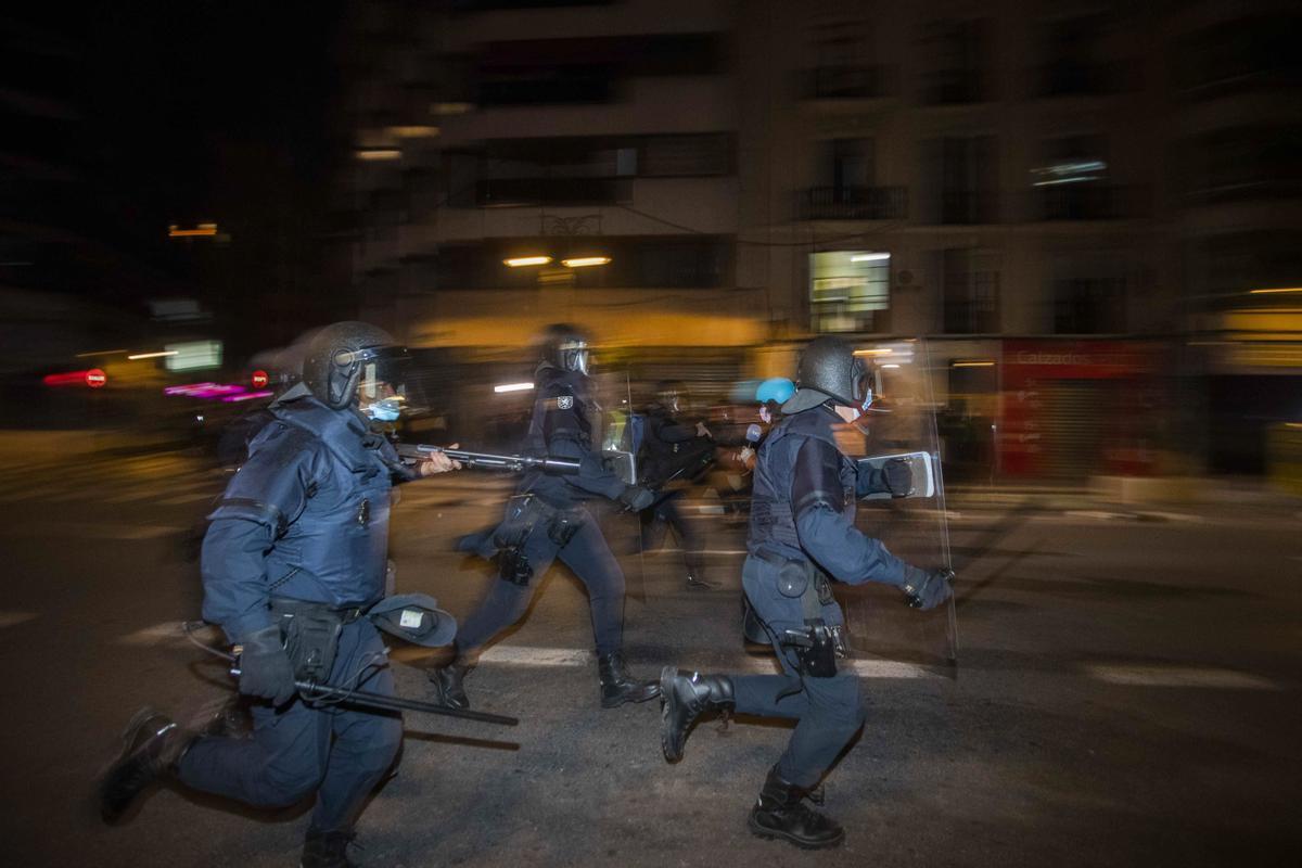 18 febrero. Las manifestaciones contra el encarcelamiento de Pablo Hasel terminaron en cargas policiales que recorrieron el centro de la ciudad 18 febrero. Las manifestaciones contra el encarcelamiento de Pablo Hasel terminaron en cargas policiales que recorrieron el centro de la ciudad