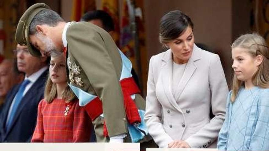 El Rey charla con la Princesa, que luce el Toisón de Oro, y la Reina, con la Infanta Sofía, ayer, antes del desfile. // Efe