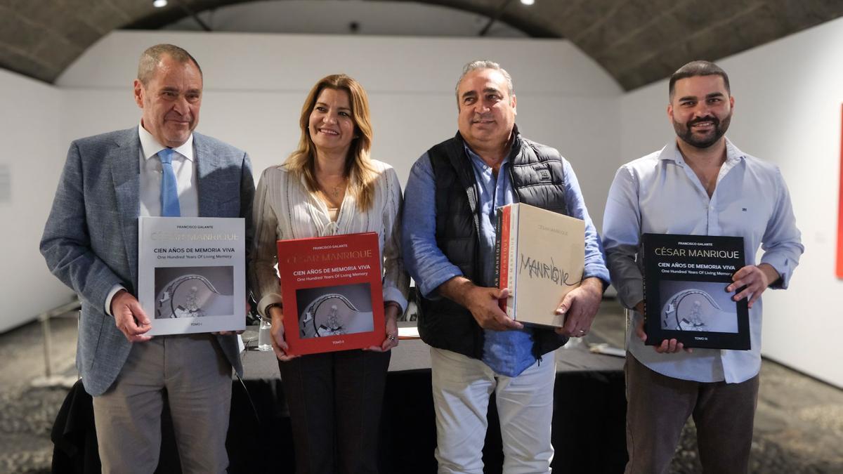 De izquierda a derecha, Francisco Galante, María Jesús Tovar, Ángel Vázquez y Jesús Machín Tavío, en el Castillo de San José el pasado martes