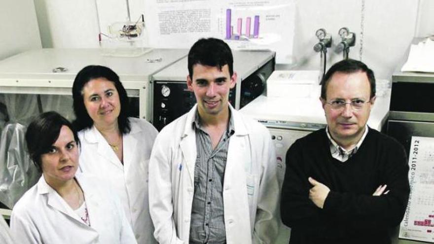 Jessica González, María Teresa Andrés, Maikel Acosta y Fernando Fierro, en el laboratorio de la Escuela de Estomatología en Oviedo.