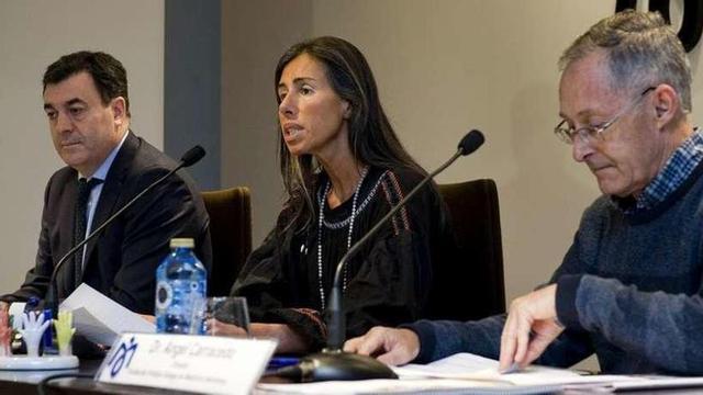 Ángel Carracedo (dcha.) con Felipa Jove, presidenta de la Fundación, y el conselleiro Román Rodríguez.