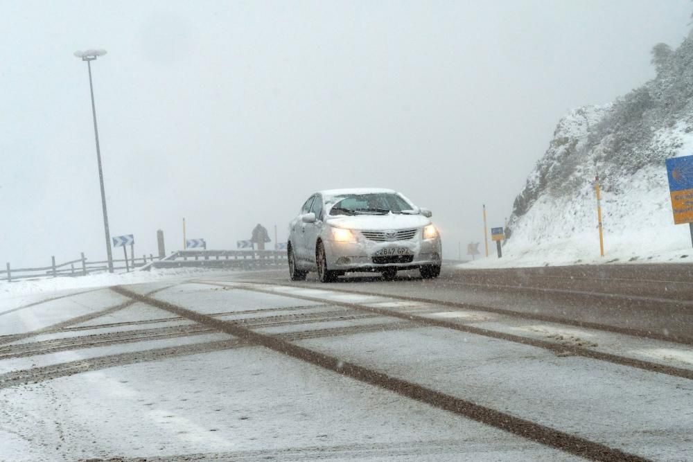 Temporal de nieve en el Puerto de Pajares