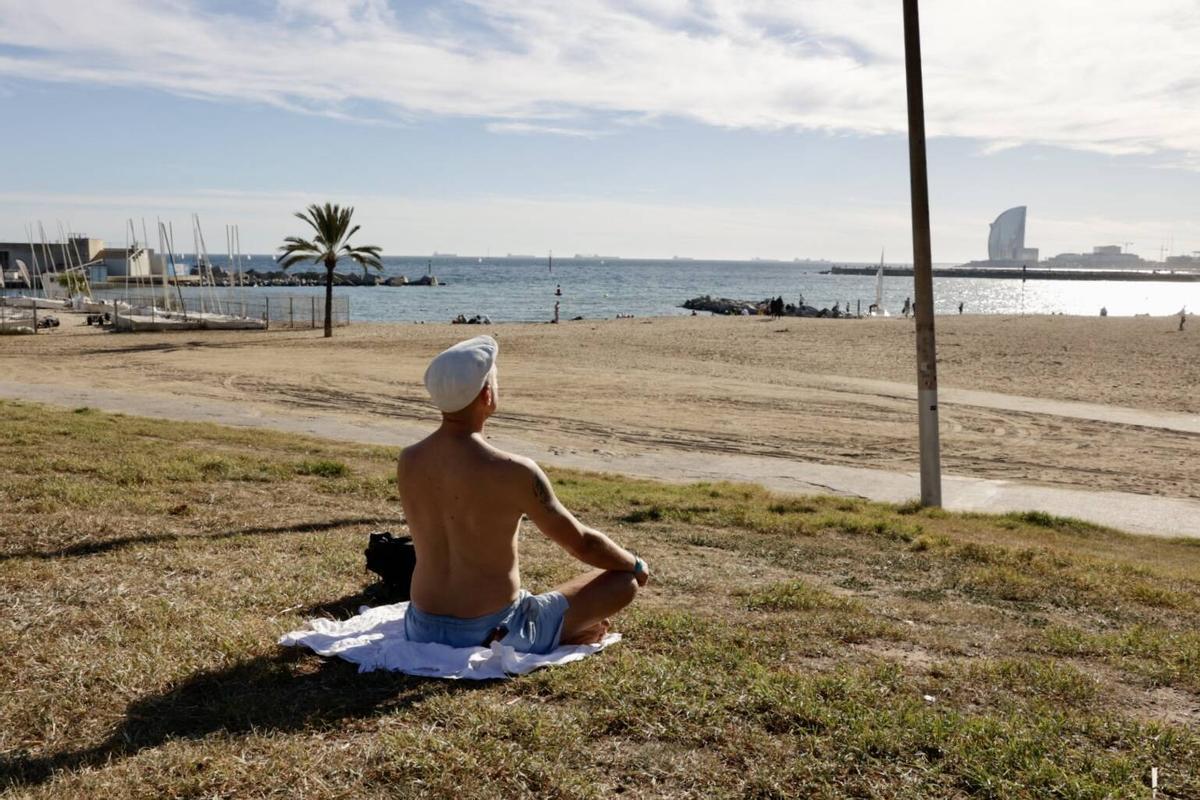 Barceloneses acuden a la playa por las altas temperaturas de noviembre