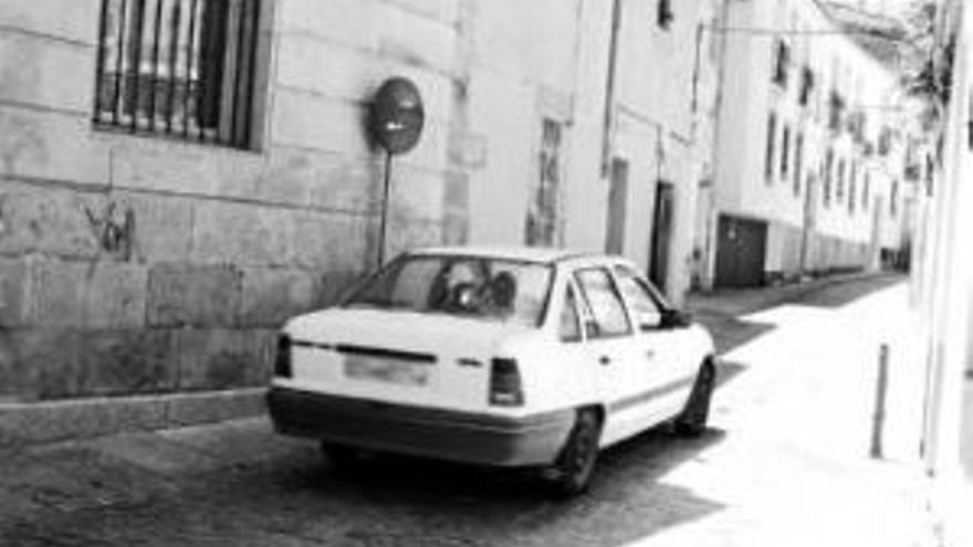 Vecinos de Nidos se quejan porque pasan coches por su vía, peatonal