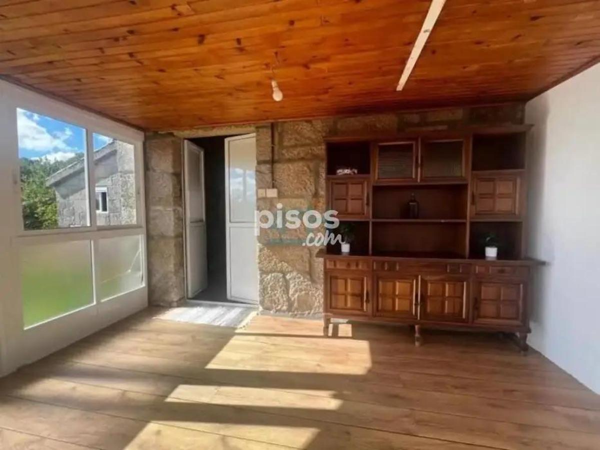 Algunas imágenes del chalet con piscina a la venta en Coles Algunas imágenes del chalet con piscina a la venta en Coles