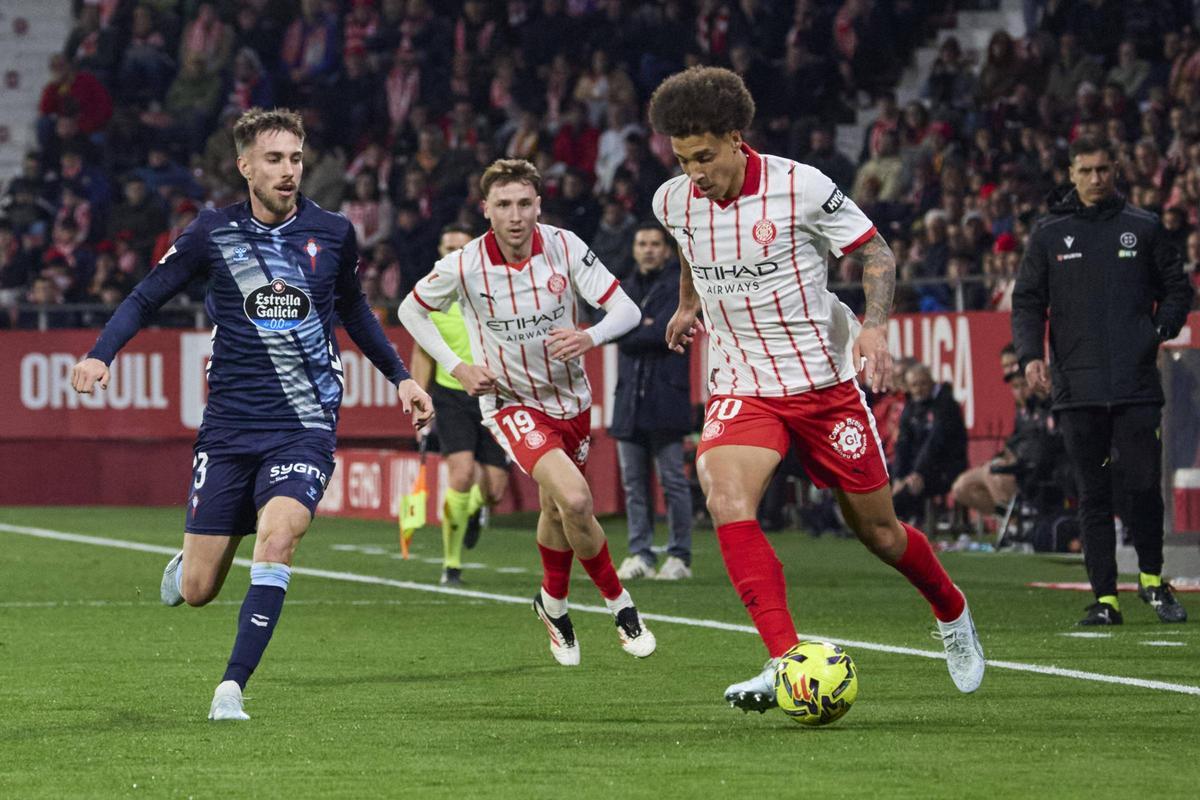 Witsel, en acció davant Mingueza durant el partit contra el Celta