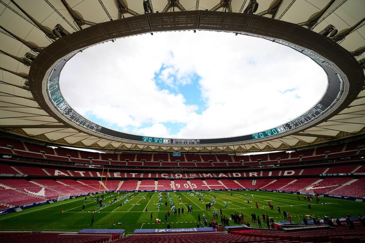 Miami Dolphins players attend a training session in Madrid, Spain, Friday, Nov. 14, 2025, ahead of Sunday's NFL football game against Washington Commanders. (AP Photo/Manu Fernandez8