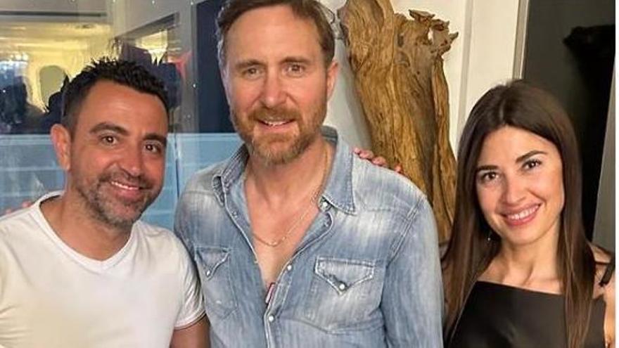 El entrenador del Barça Xavi Hernández posa junto a su mujer y David Guetta en Ushuaïa Ibiza