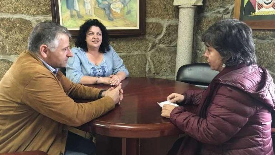 Manuel Cuiña y Pilar Peón, con la directora del centro, Mar Gómez.