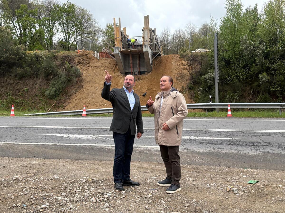 Merelles, izquierda, con Crespo bajo las obras de la pasarela elevada sobre a N-525 en Lalín