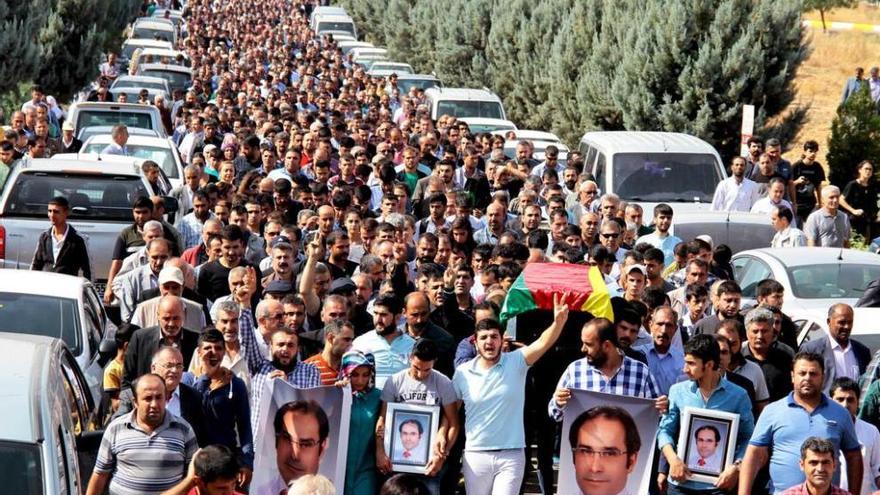 Multitudinario funeral por una de las víctimas del atentado de Ankara en la localidad kurda de Diyarkibir.