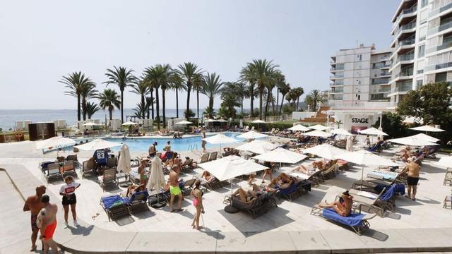 Turistas en la terraza de un hotel en Platja d’en Bossa. | J.A. RIERA