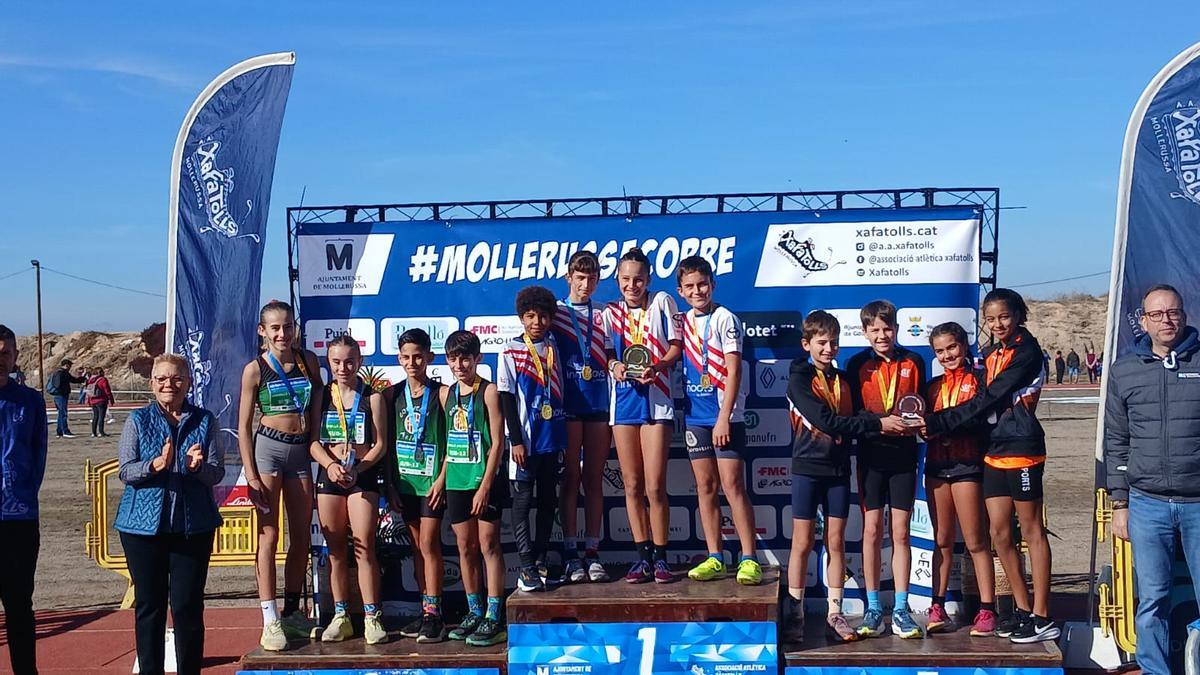 L'equip del relleu Sub12, al primer lloc del podi del Campionat de Catalunya de cros