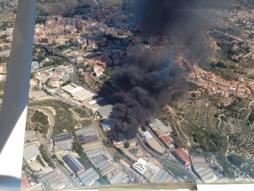 Vista aérea del incendio que ha arrasado una fábrica de colchones en Alcoy