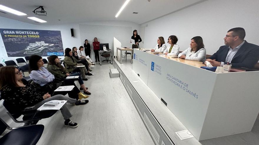 Las siete pediatras, a la izquierda, durante el acto de bienvenida de ayer.