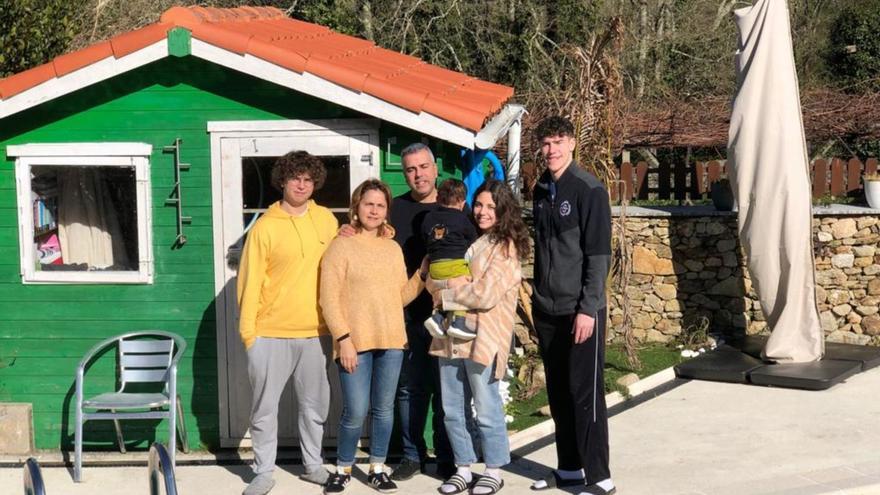 Ibai, Geli, Julio y Nagore con 
el niño que tienen ahora en 
acogida y su amigo Andrew 
en su casa de Guimarei.   | // N.C.