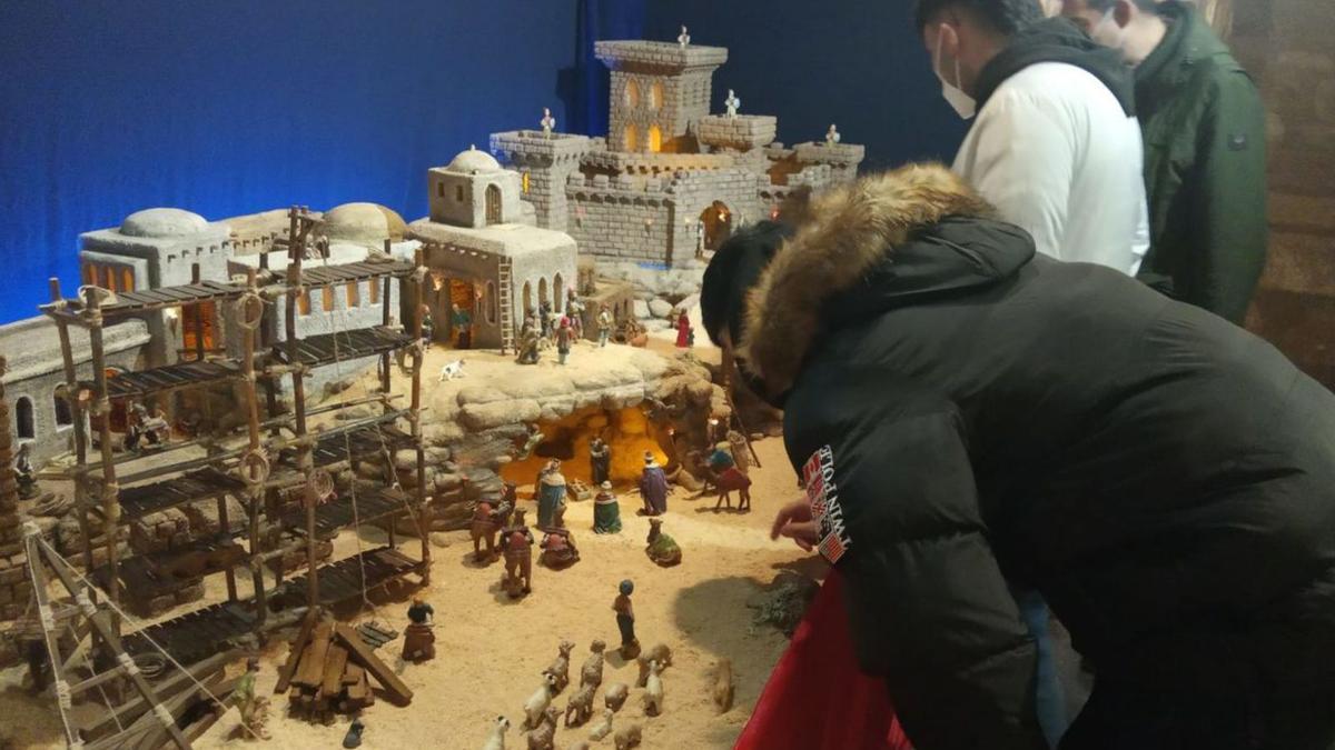 Visitantesen la iglesia de Santa María de la villa tabaresa. | Ch. S. 