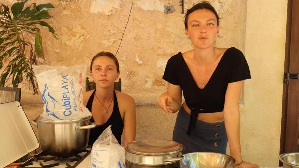 Karolina y Annika, hermanas viviendo solas en el campo cultivando su propia comida.