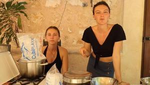 Karolina y Annika, hermanas viviendo solas en el campo cultivando su propia comida.