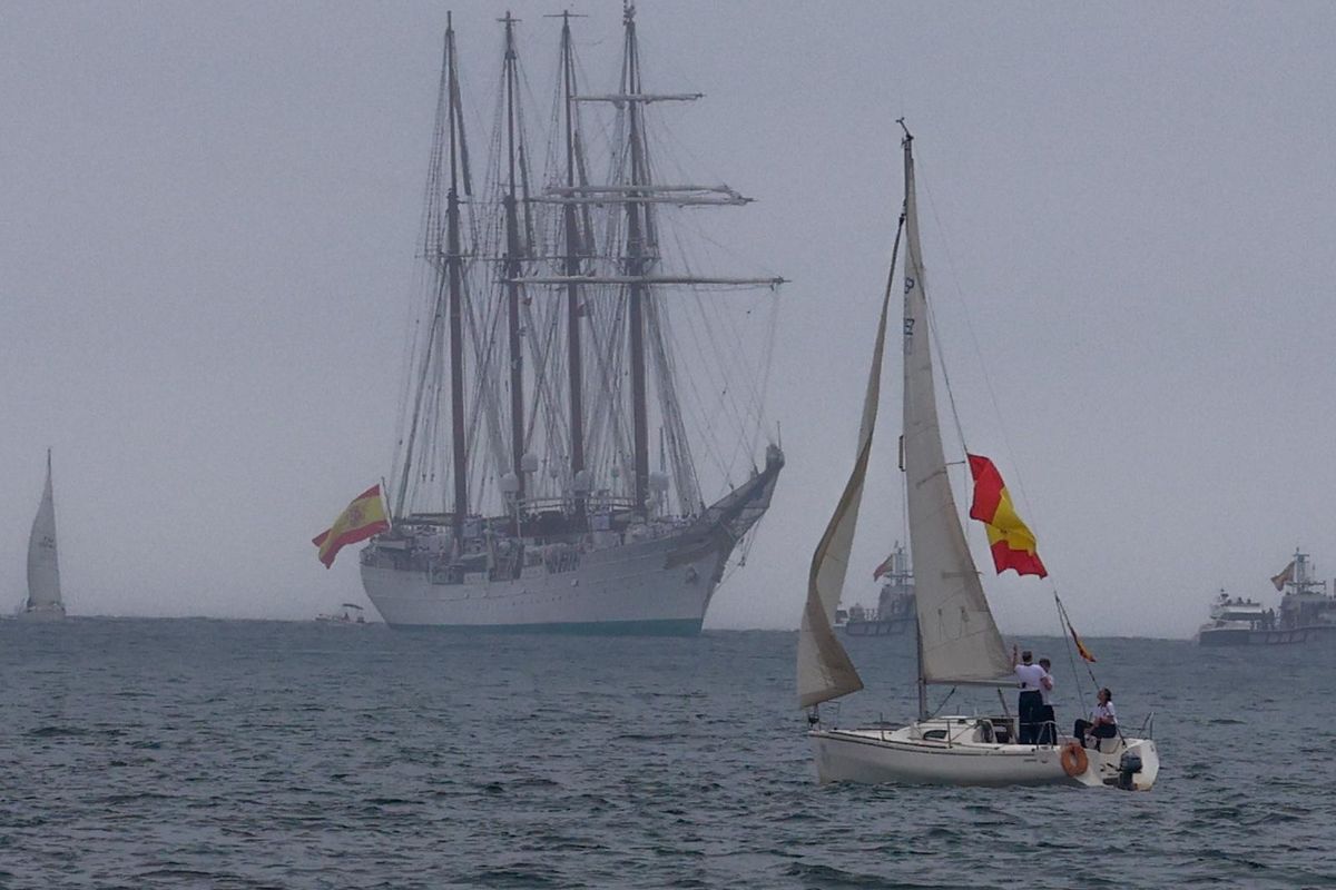 Elcano, al fondo.