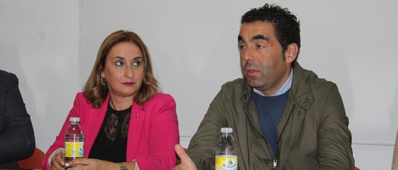 María José Pino con Luis López, ayer, durante el encuentro popular en el que fue confirmada como candidata.